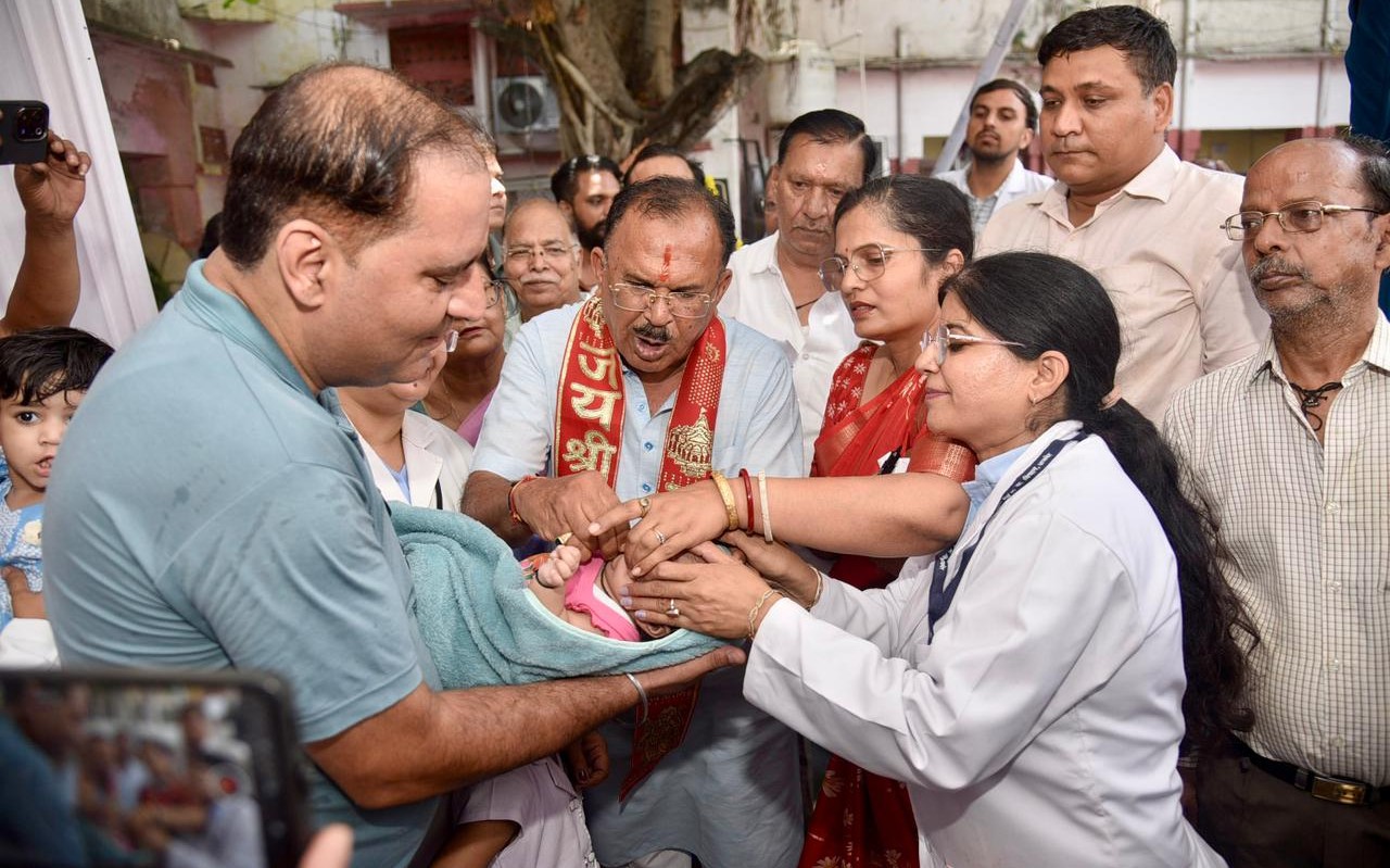 विधानसभा अध्यक्ष देवनानी ने बच्चों को पिलाई दो बून्द ज़िंदगी की, अजमेर जिले में हजारों बच्चों ने गटकी दवा