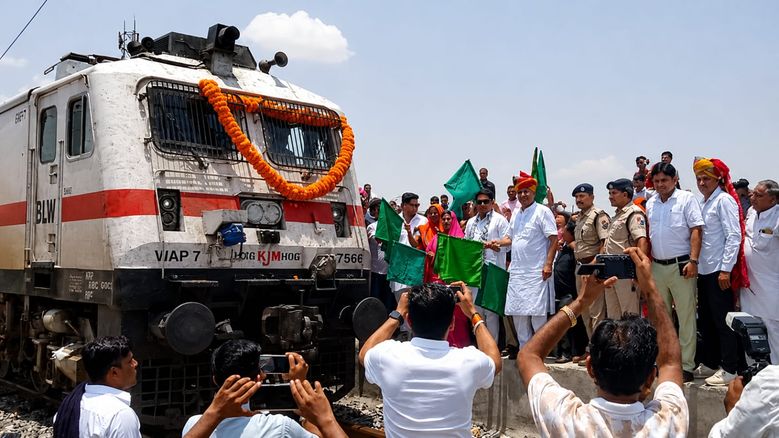 Good News….अब यहाँ भी रुकने लगी, अजमेर-मैसूर एक्सप्रेस, लोगों ने किया स्वागत