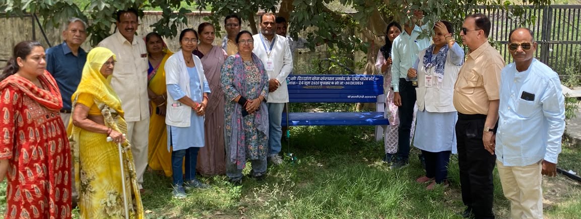 दिव्यांगों की पहल… प्राथमिक चिकित्सा केन्द्र में लगवाई बेंच