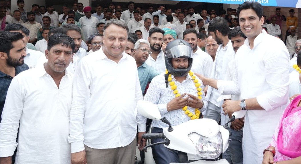 जन्मदिन पर विकास चौधरी ने दिव्यांगों को दी स्कूटी की सौगात